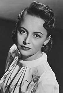 How tall is Olivia De Havilland?